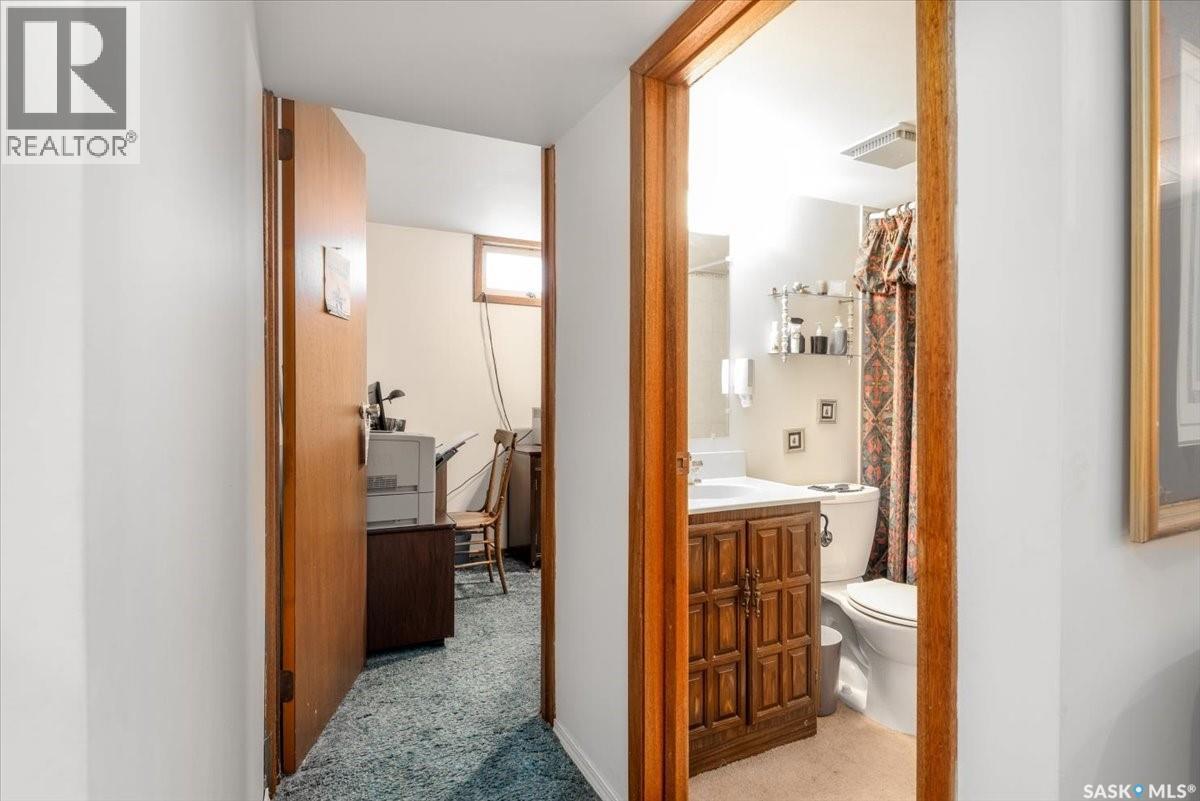 1514 8Th Avenue N, Regina, SK - Indoor Photo Showing Bathroom