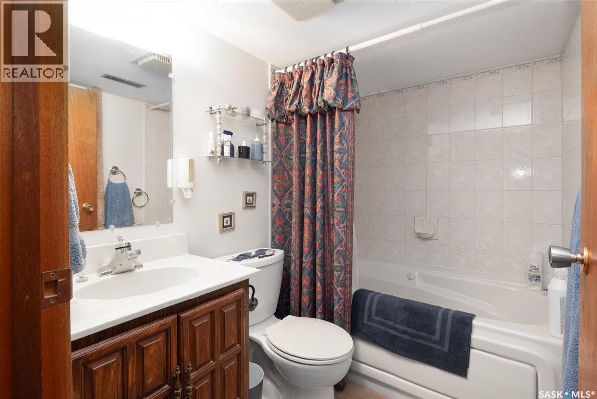 1514 8Th Avenue N, Regina, SK - Indoor Photo Showing Bathroom