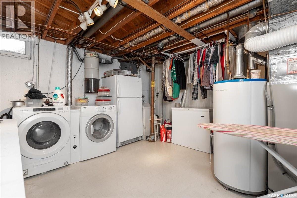 1514 8Th Avenue N, Regina, SK - Indoor Photo Showing Laundry Room