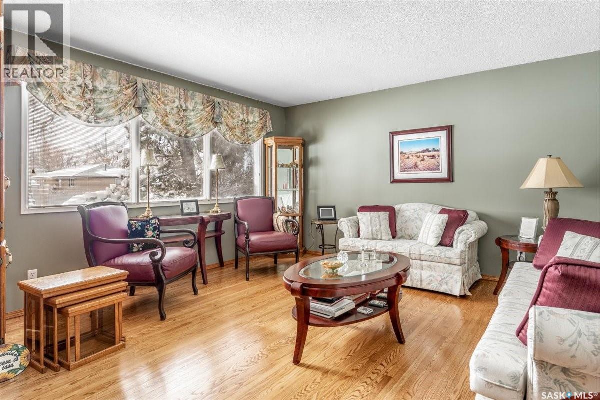 1514 8Th Avenue N, Regina, SK - Indoor Photo Showing Living Room