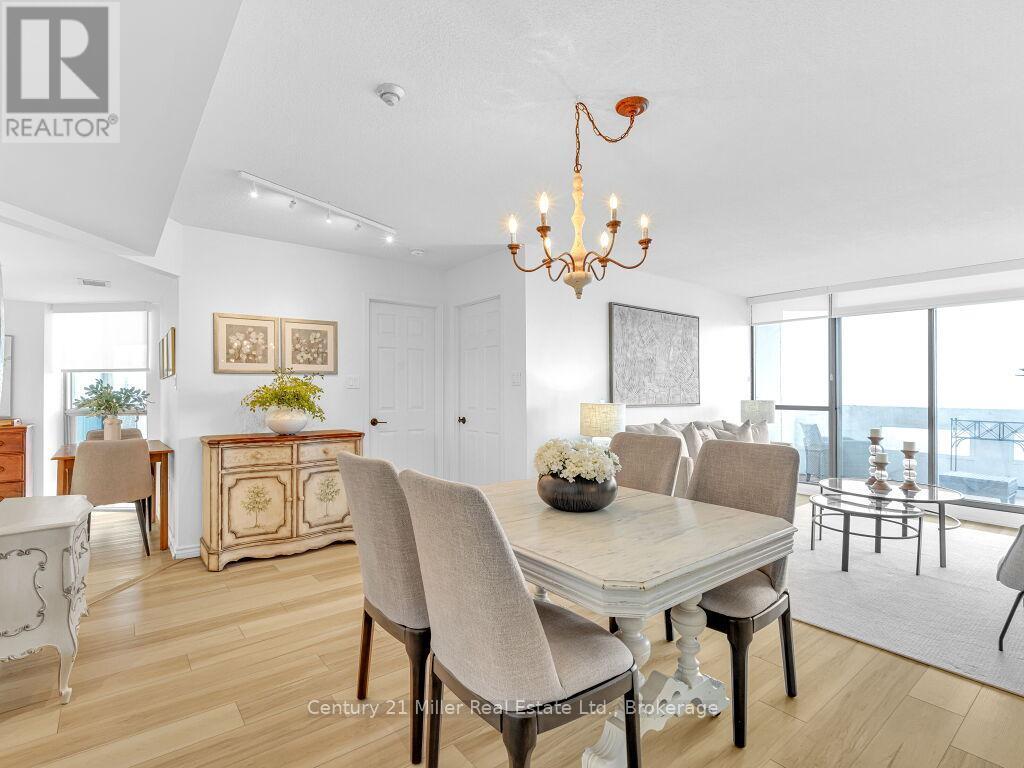 1009 - 5090 Pinedale Avenue, Burlington (Appleby), ON - Indoor Photo Showing Dining Room