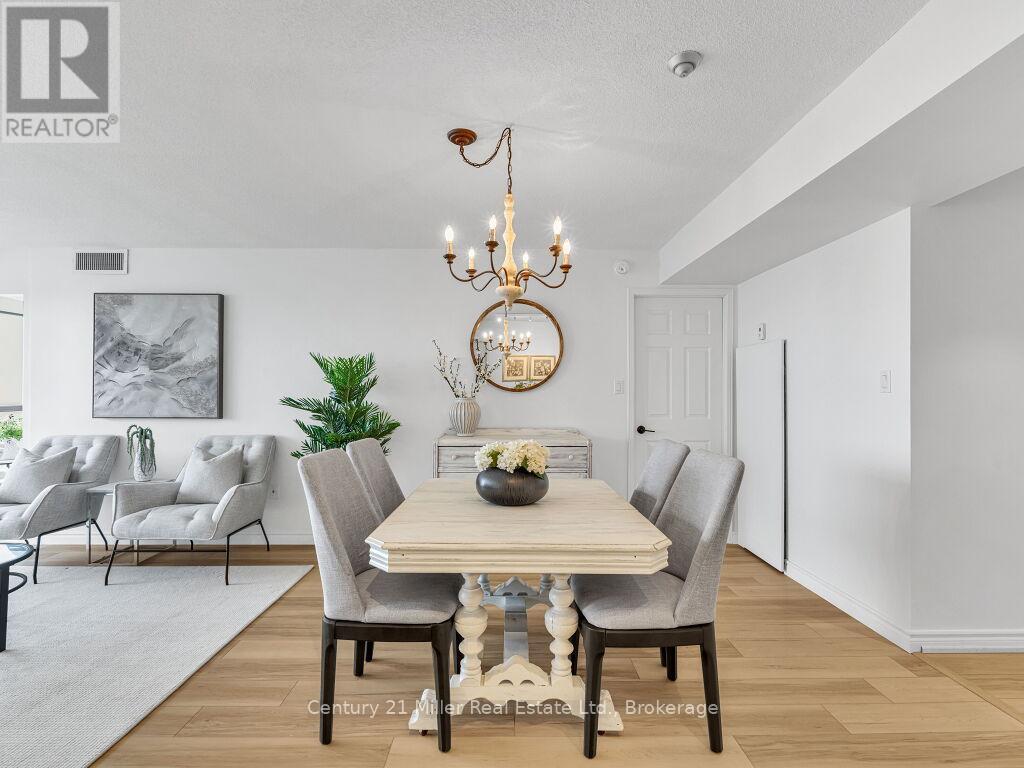 1009 - 5090 Pinedale Avenue, Burlington (Appleby), ON - Indoor Photo Showing Dining Room