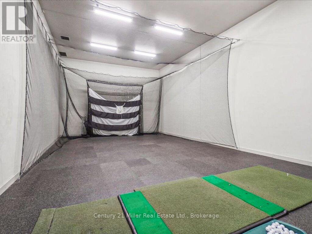 1009 - 5090 Pinedale Avenue, Burlington (Appleby), ON - Indoor Photo Showing Garage