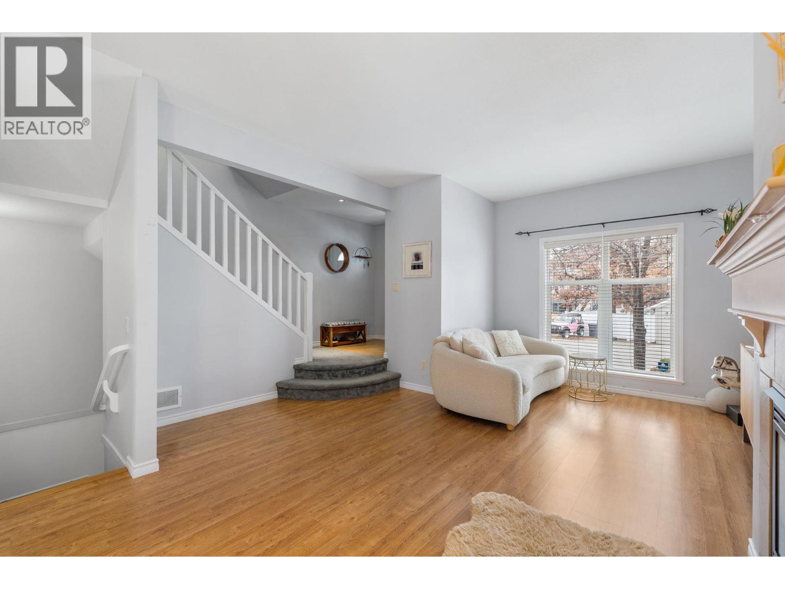 380 Providence Avenue Unit# 6, Kelowna, BC - Indoor Photo Showing Living Room