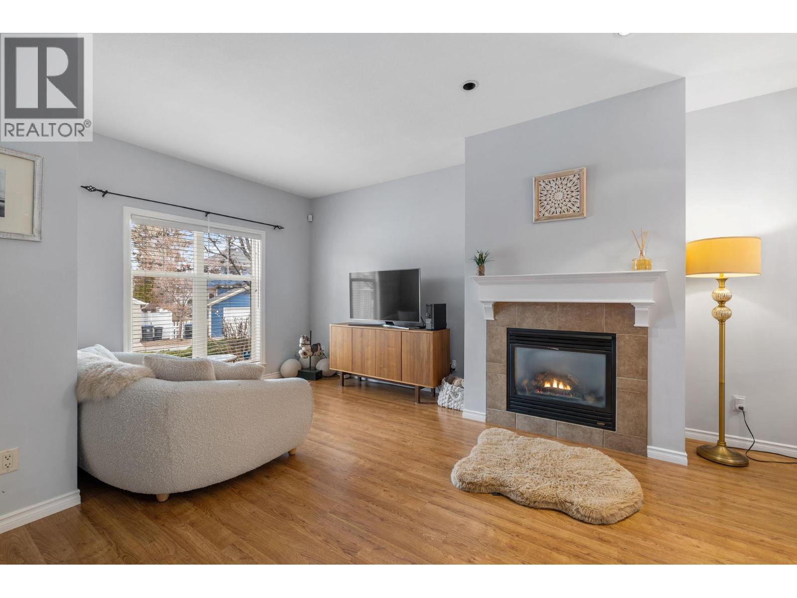 380 Providence Avenue Unit# 6, Kelowna, BC - Indoor Photo Showing Living Room With Fireplace