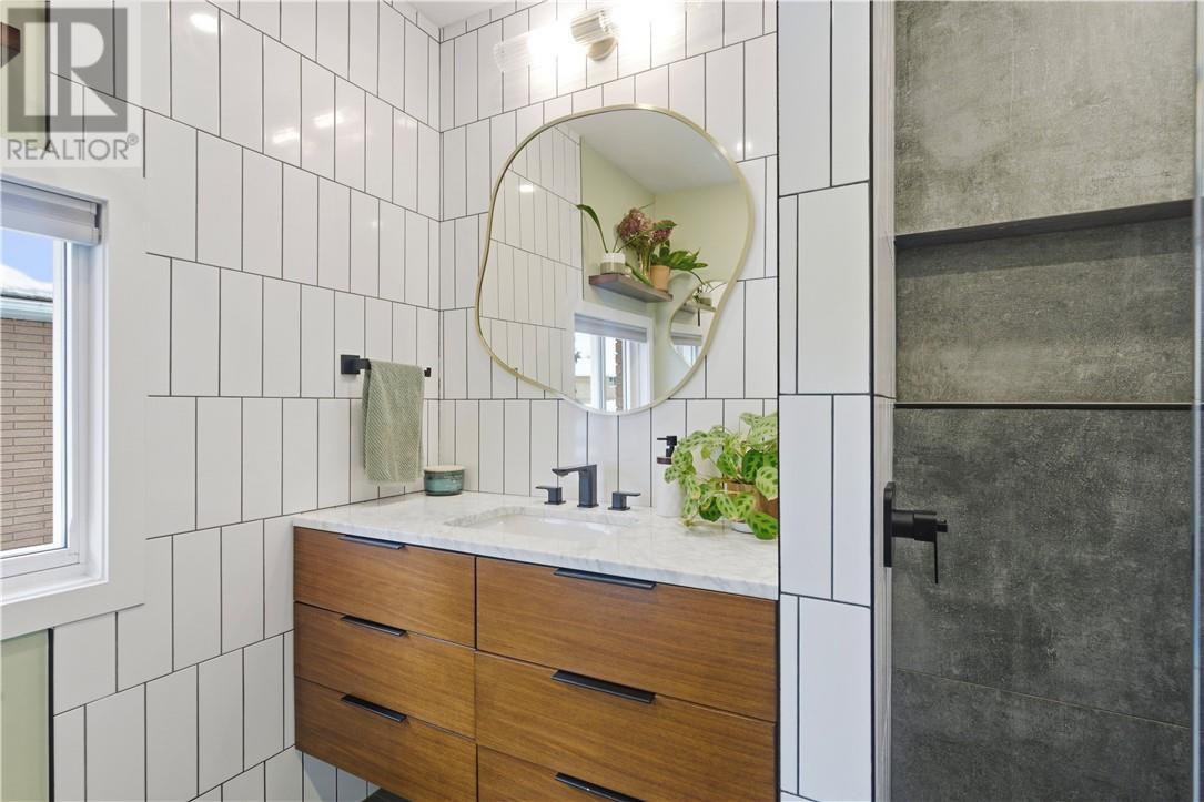 983 Buckingham Drive, Sudbury, ON - Indoor Photo Showing Bathroom