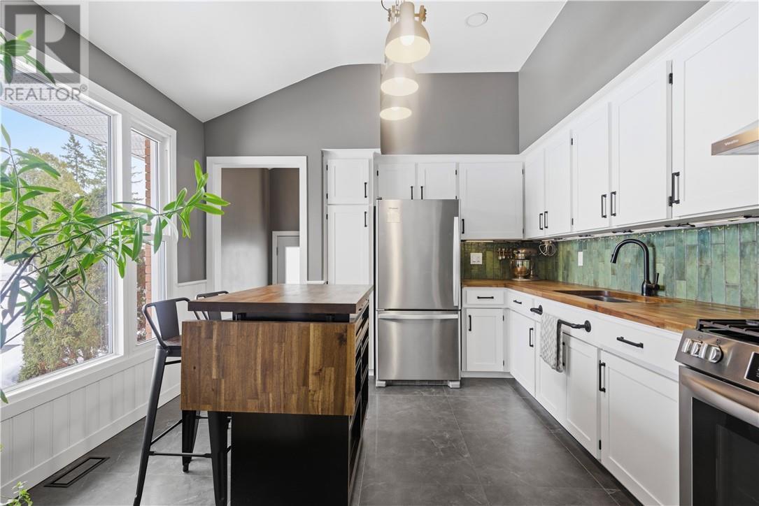983 Buckingham Drive, Sudbury, ON - Indoor Photo Showing Kitchen