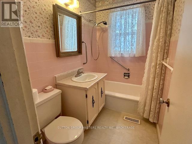 323 Meadowcrest Road, Kingston (City Southwest), ON - Indoor Photo Showing Bathroom