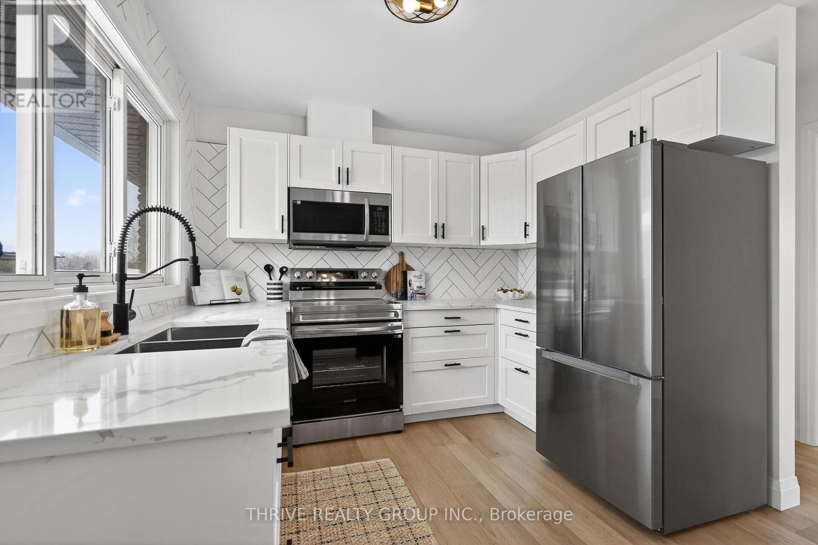 170 Pawnee Road, London East (East D), ON - Indoor Photo Showing Kitchen With Double Sink With Upgraded Kitchen