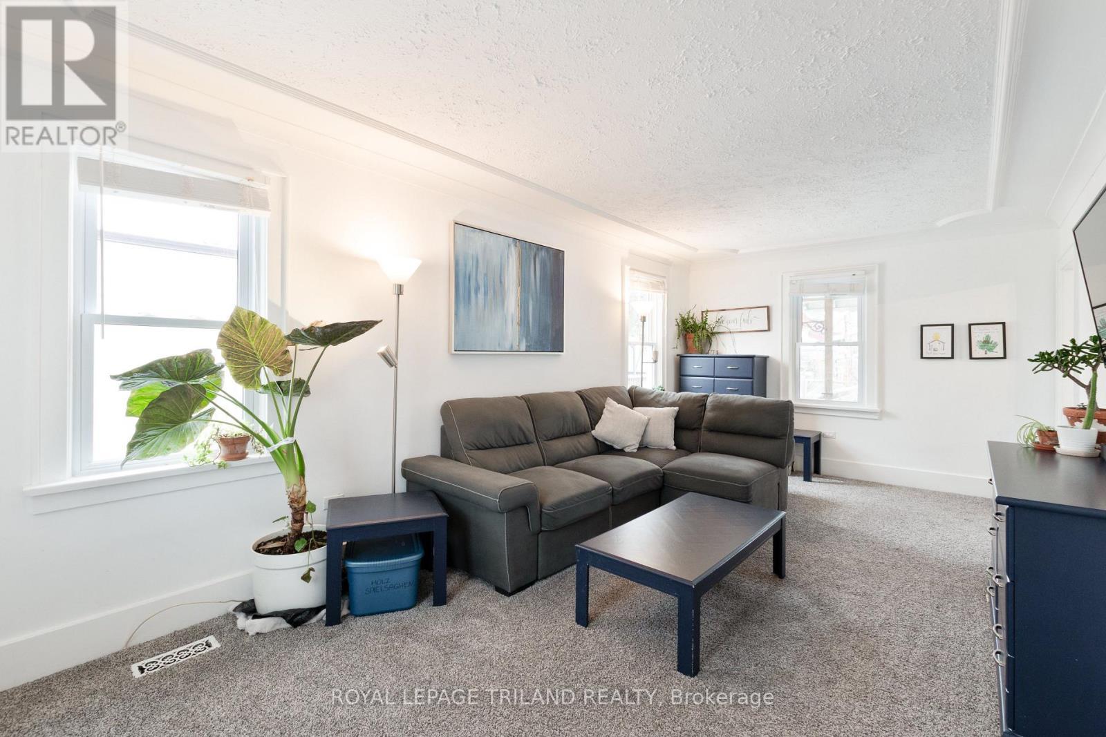 90 Locust Street, St. Thomas, ON - Indoor Photo Showing Living Room
