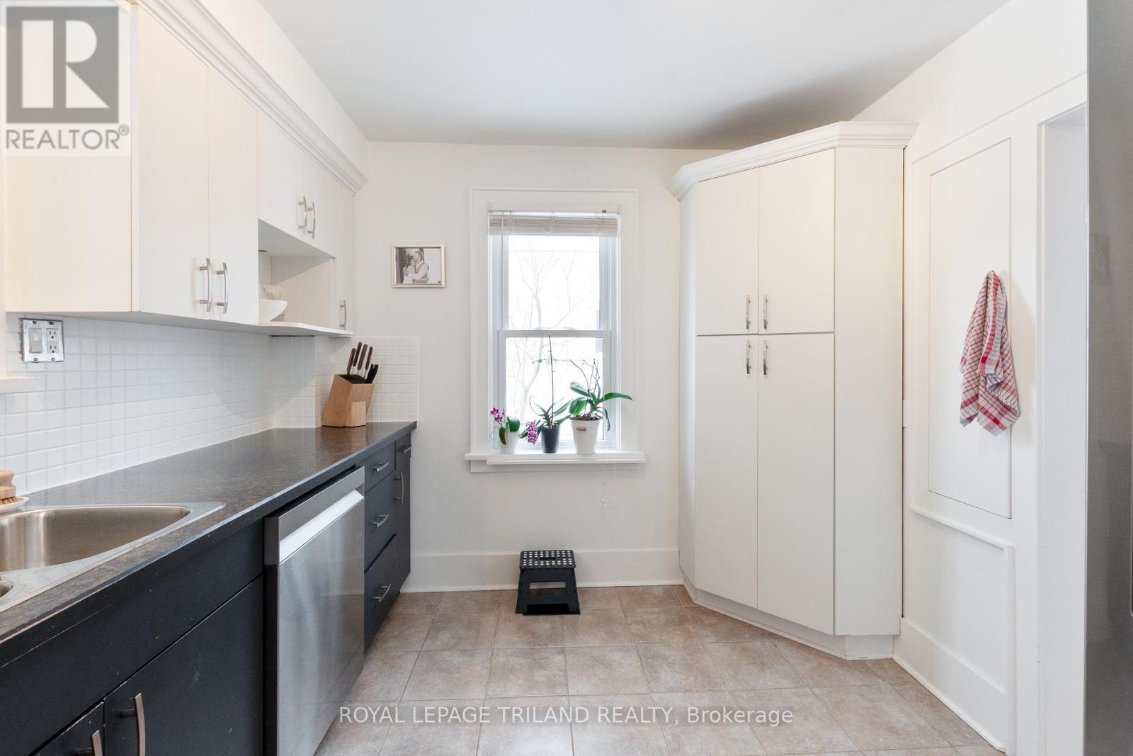 90 Locust Street, St. Thomas, ON - Indoor Photo Showing Kitchen