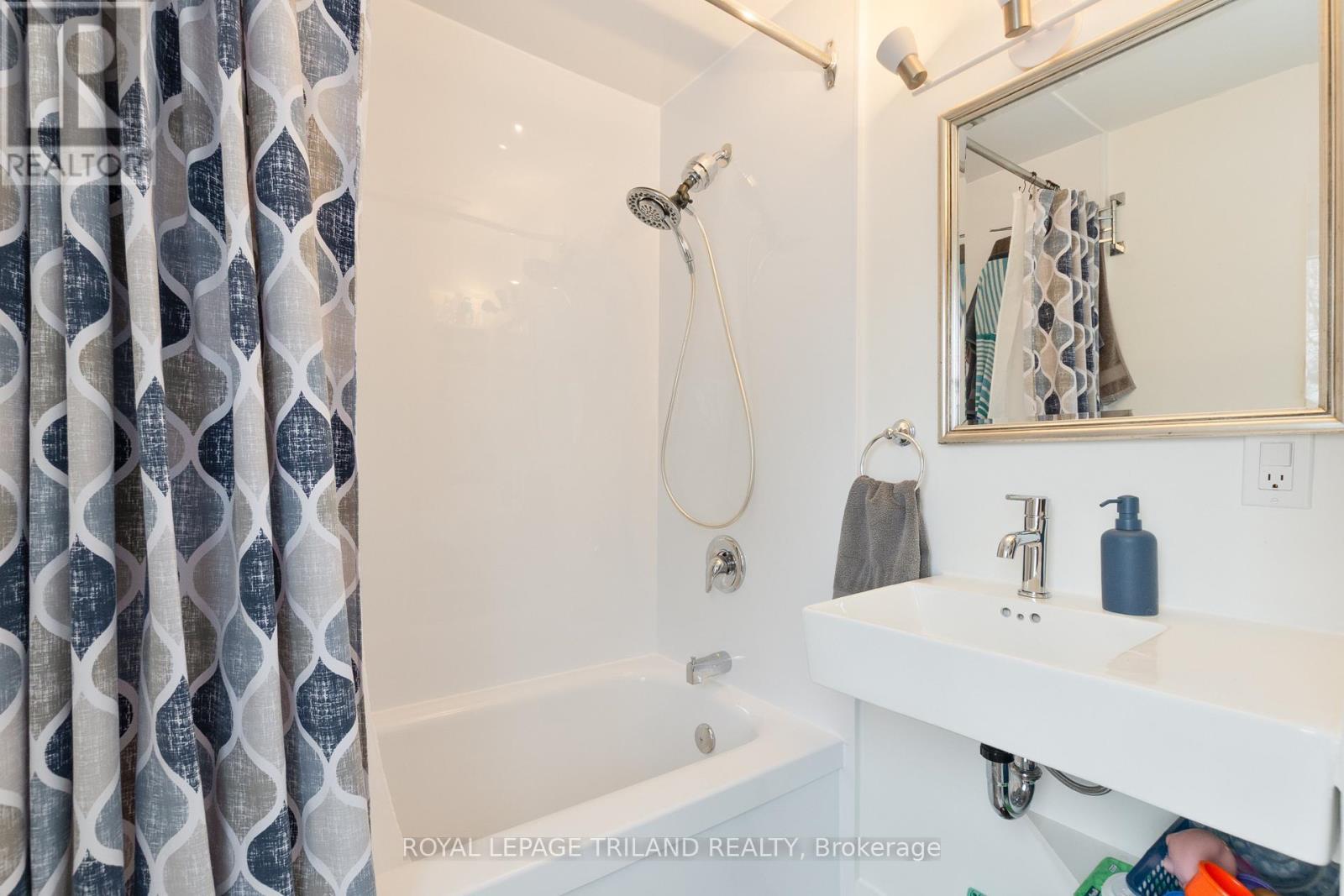 90 Locust Street, St. Thomas, ON - Indoor Photo Showing Bathroom