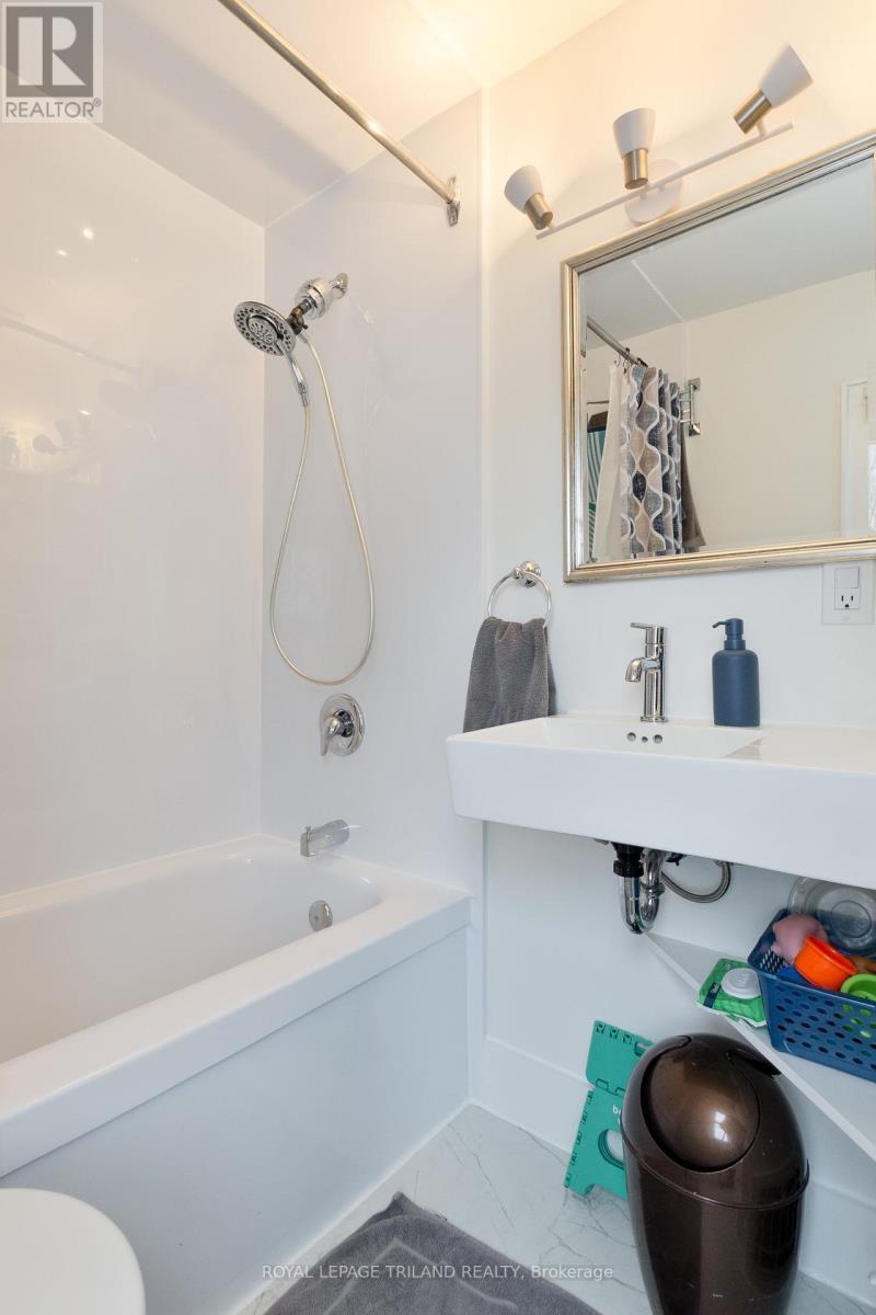 90 Locust Street, St. Thomas, ON - Indoor Photo Showing Bathroom