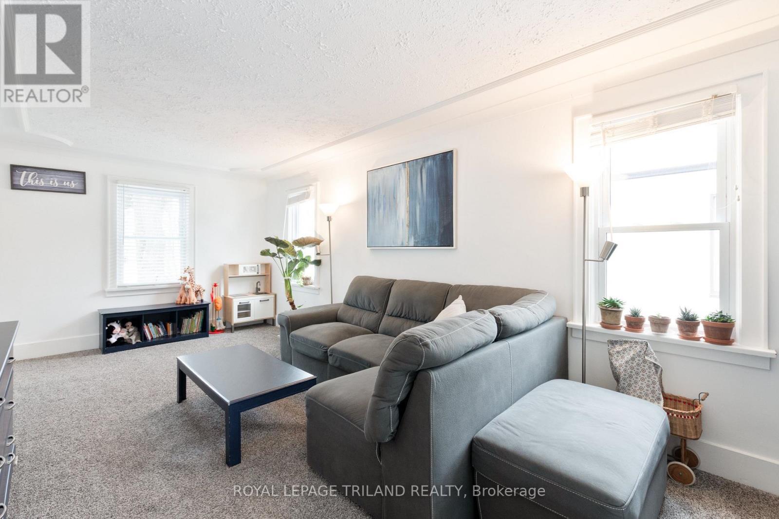 90 Locust Street, St. Thomas, ON - Indoor Photo Showing Living Room
