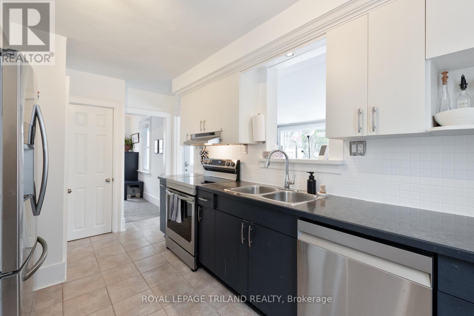 90 Locust Street, St. Thomas, ON - Indoor Photo Showing Kitchen With Double Sink