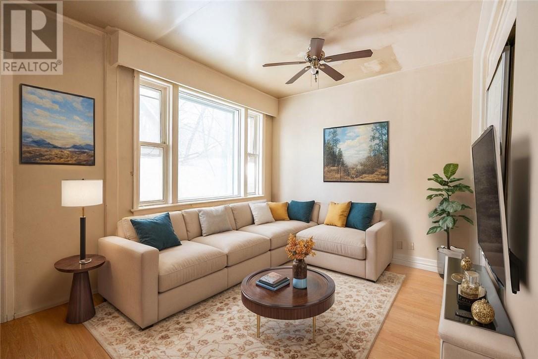 302 Cedar Street, Sudbury, ON - Indoor Photo Showing Living Room