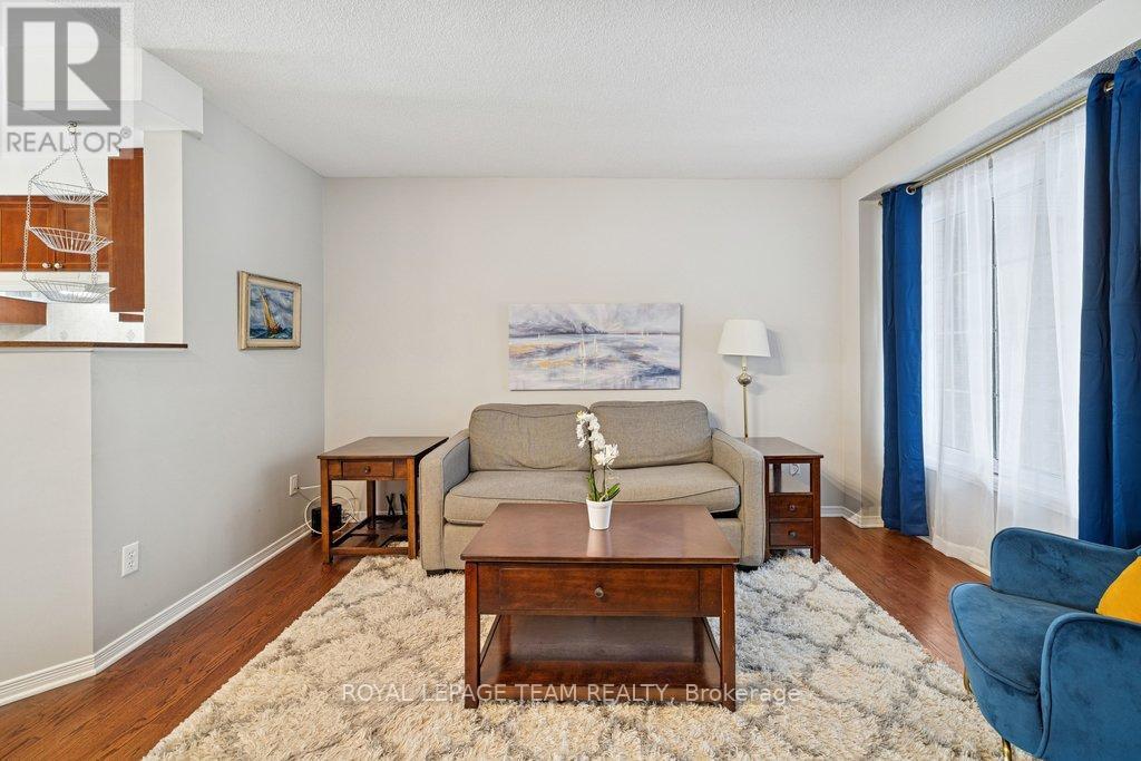1493 Demeter Street, Ottawa, ON - Indoor Photo Showing Living Room