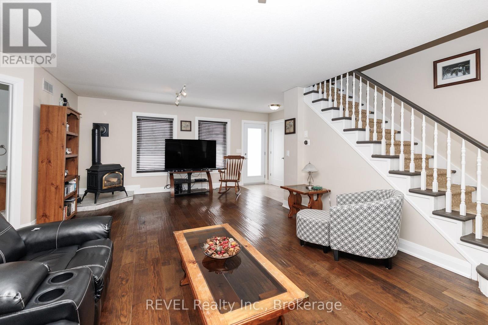 Living Room - 1452 Allanport Road, Thorold (Port Robinson), ON - Indoor Photo Showing Living Room
