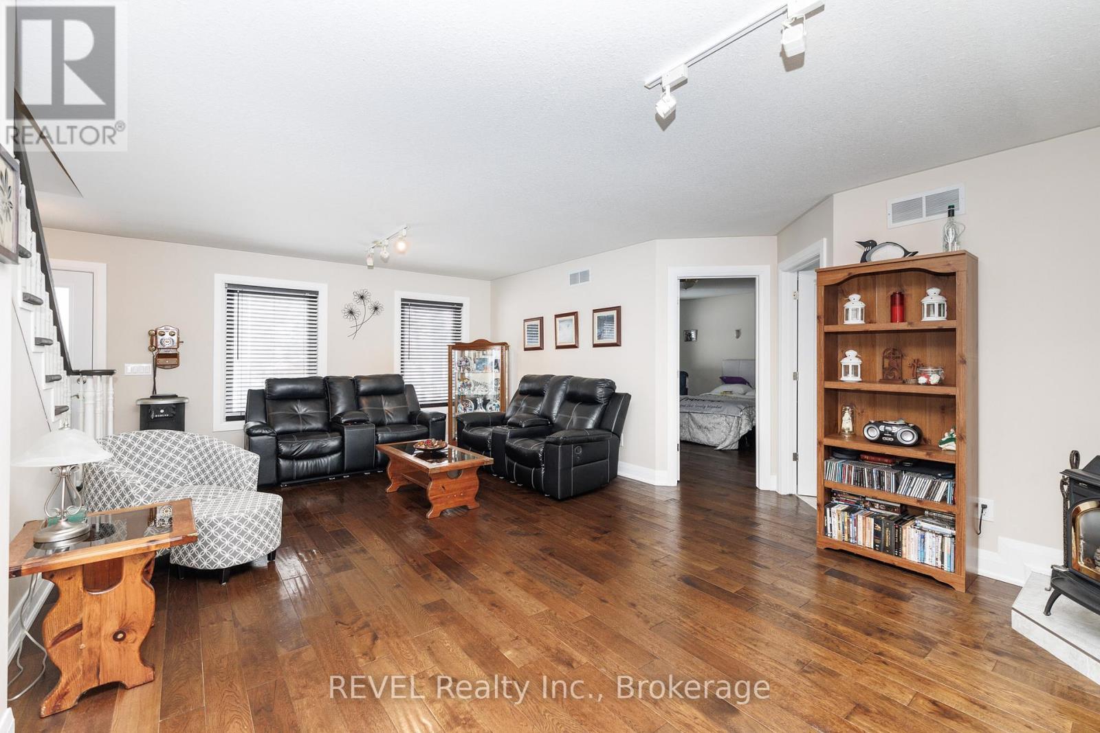 Living Room - 1452 Allanport Road, Thorold (Port Robinson), ON - Indoor Photo Showing Living Room