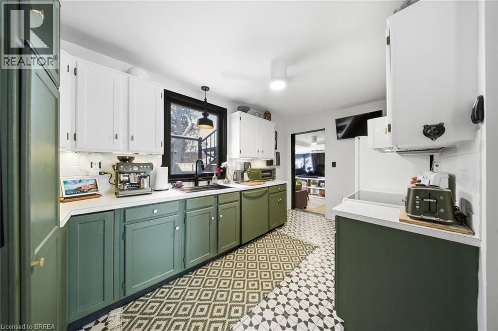 37 Elm Street, Brantford, ON - Indoor Photo Showing Kitchen