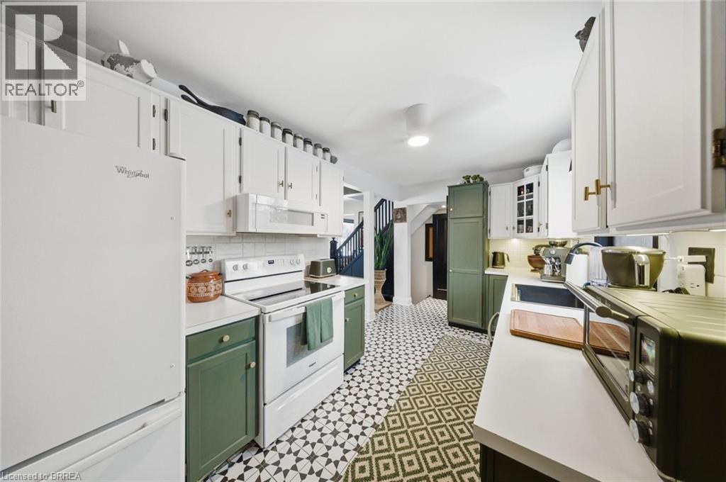 37 Elm Street, Brantford, ON - Indoor Photo Showing Kitchen
