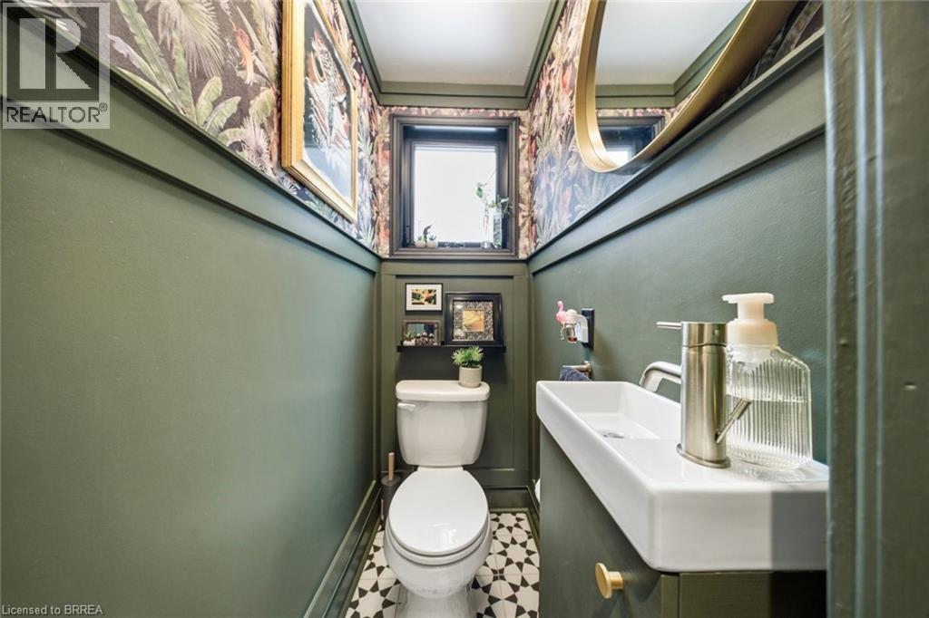 37 Elm Street, Brantford, ON - Indoor Photo Showing Bathroom