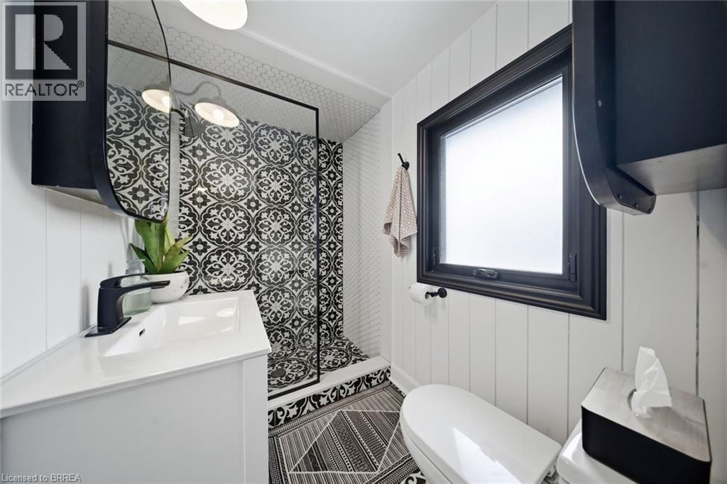 37 Elm Street, Brantford, ON - Indoor Photo Showing Bathroom