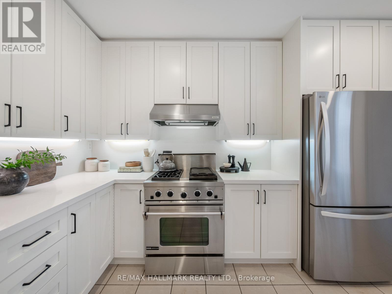 529 Logan Avenue, Toronto, ON - Indoor Photo Showing Kitchen With Stainless Steel Kitchen With Upgraded Kitchen