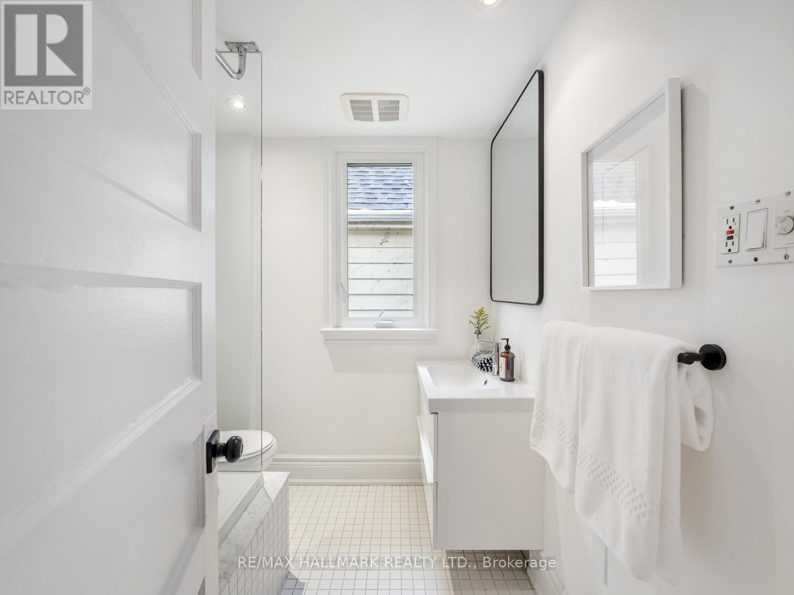 529 Logan Avenue, Toronto, ON - Indoor Photo Showing Bathroom
