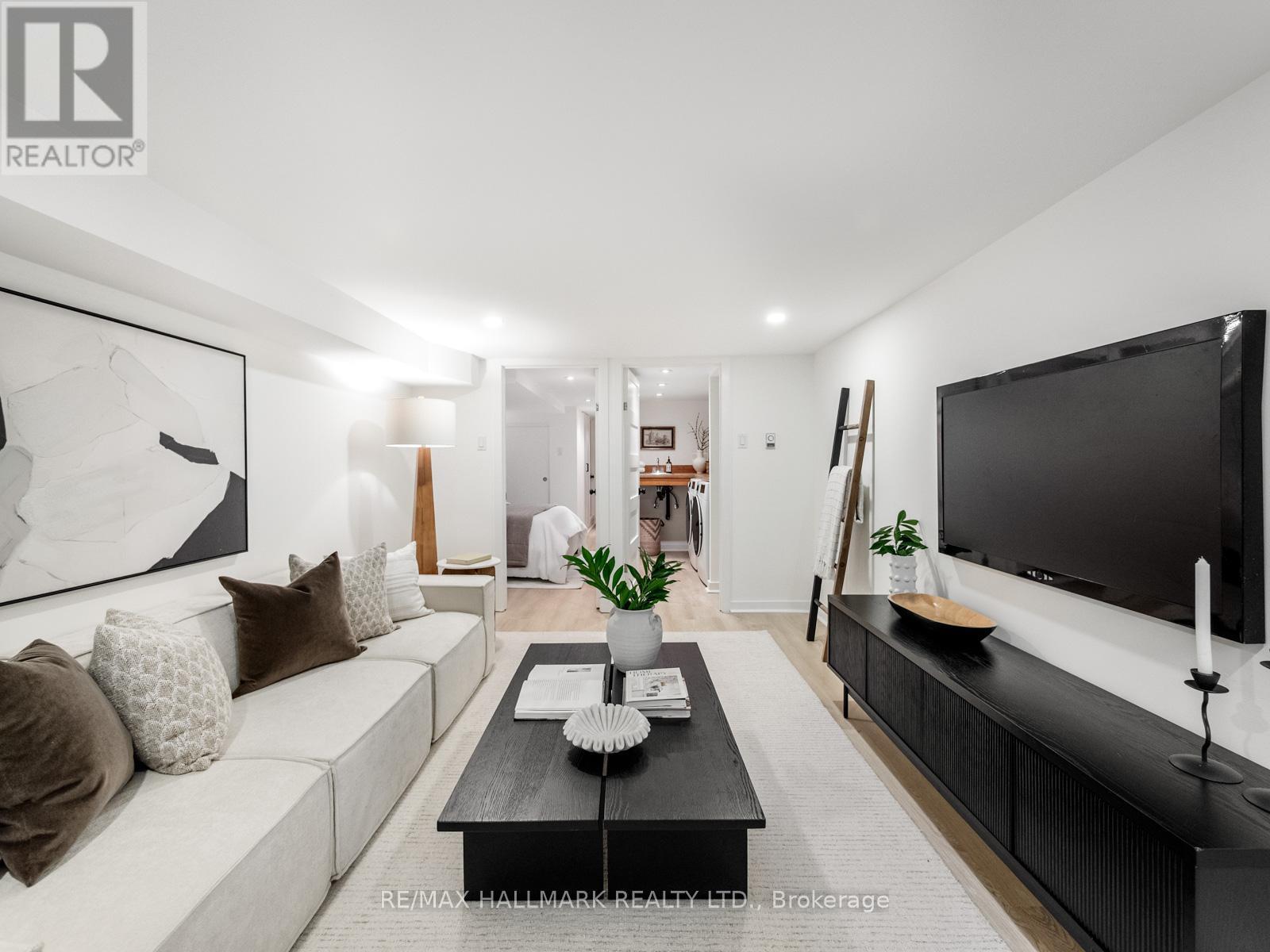 529 Logan Avenue, Toronto, ON - Indoor Photo Showing Living Room