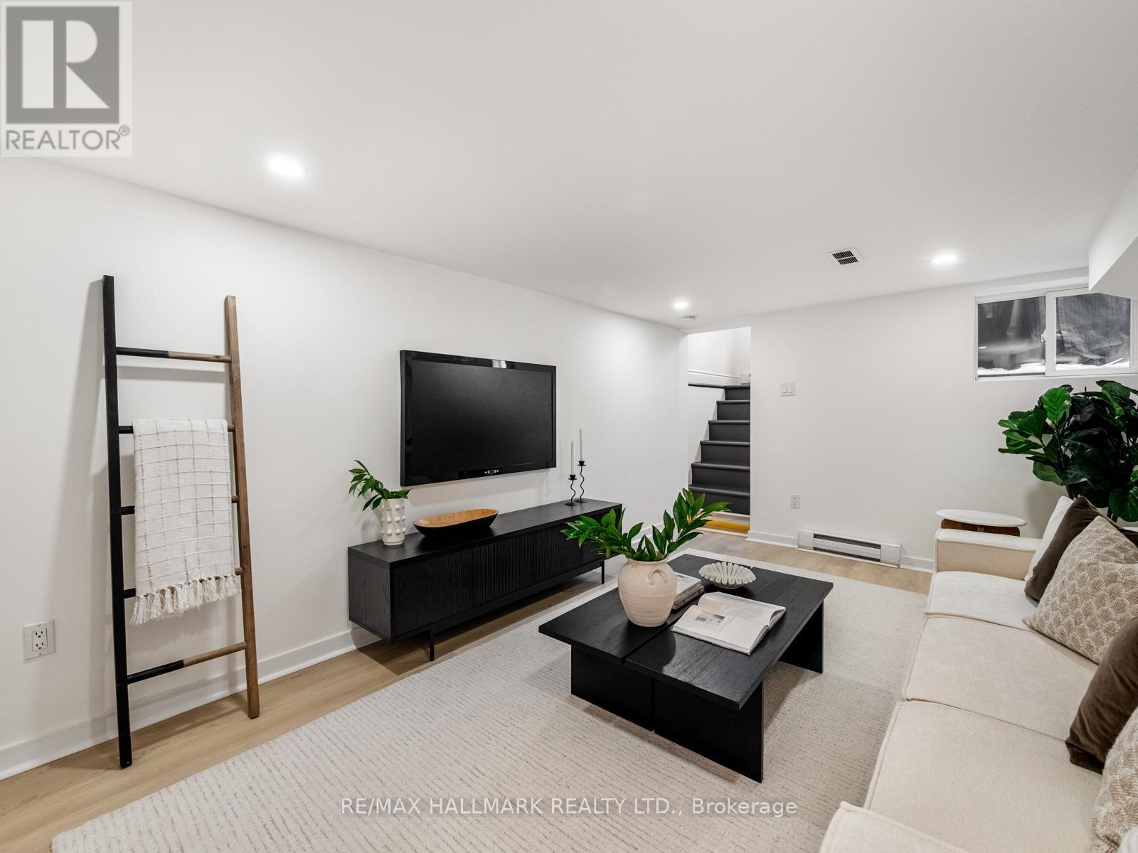 529 Logan Avenue, Toronto, ON - Indoor Photo Showing Other Room