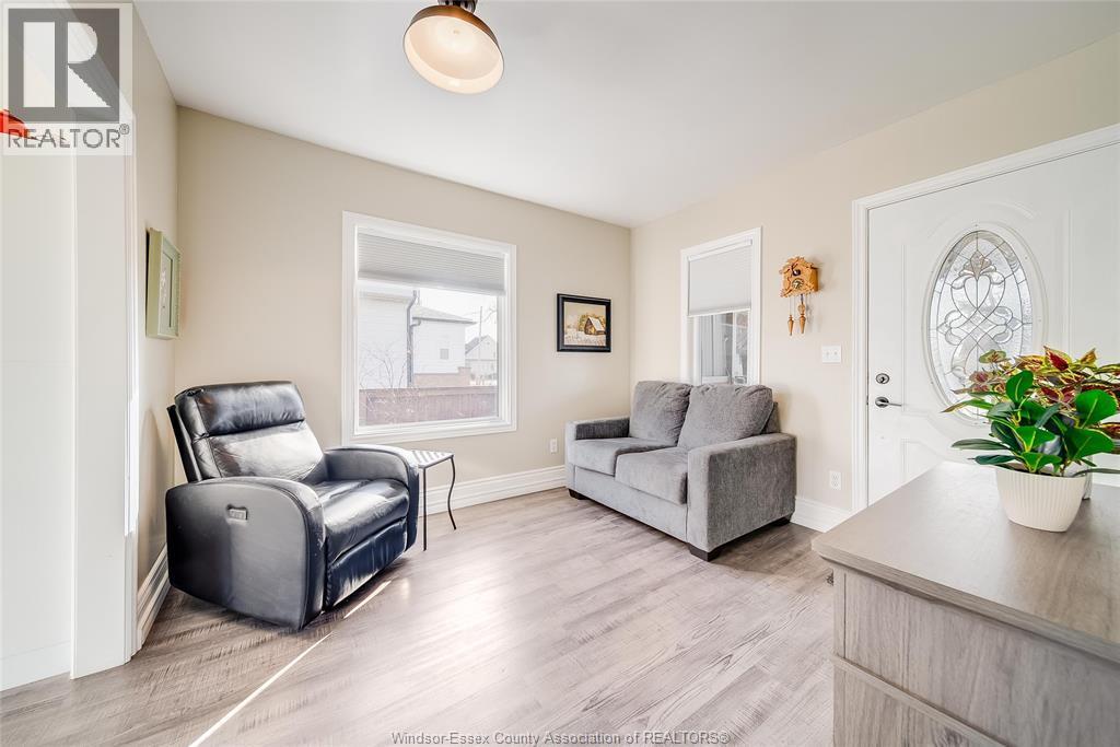 15 Smith Avenue, Leamington, ON - Indoor Photo Showing Living Room