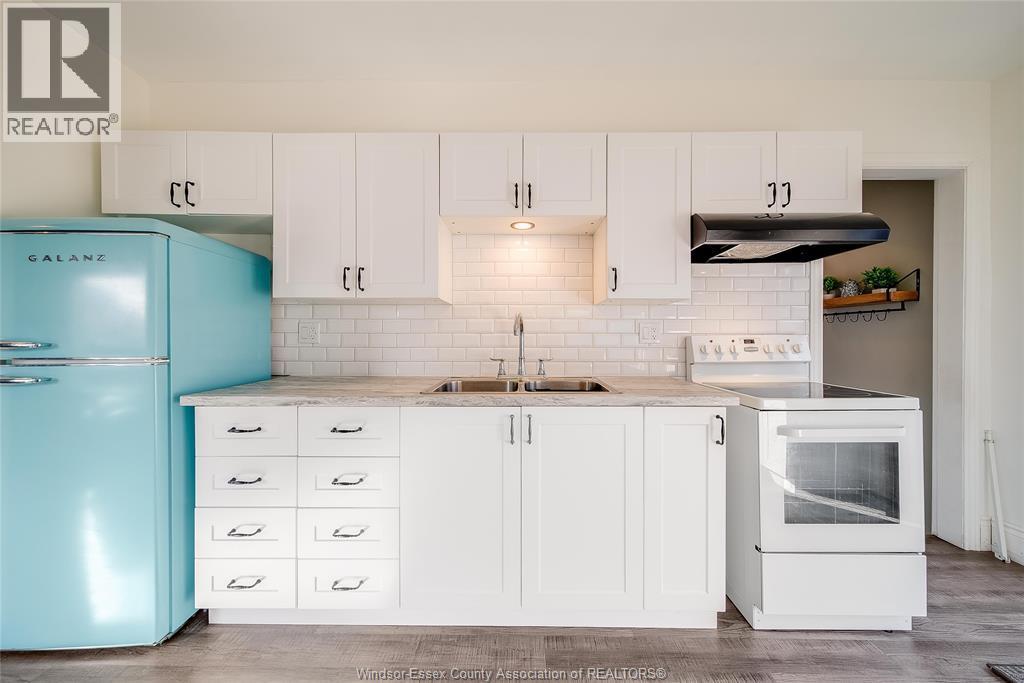15 Smith Avenue, Leamington, ON - Indoor Photo Showing Kitchen With Double Sink