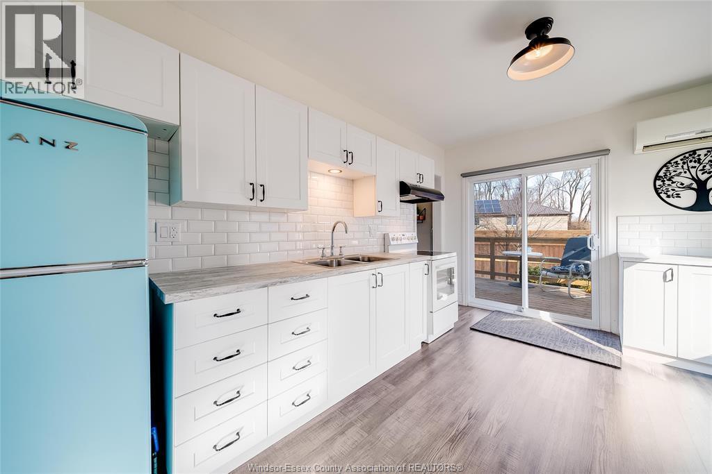 15 Smith Avenue, Leamington, ON - Indoor Photo Showing Kitchen