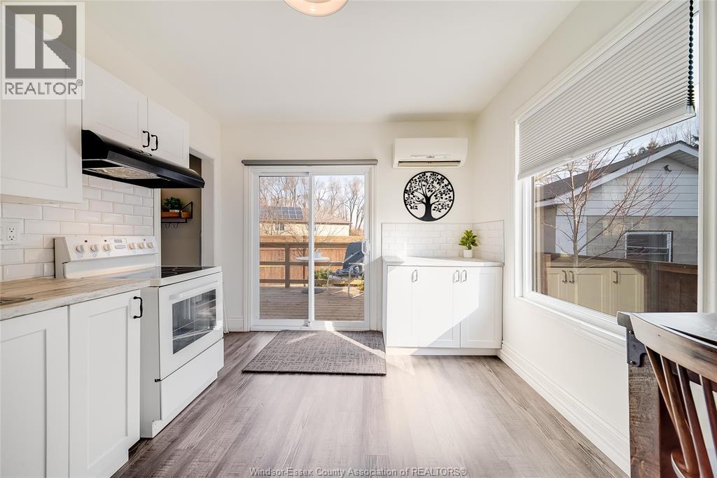 15 Smith Avenue, Leamington, ON - Indoor Photo Showing Kitchen