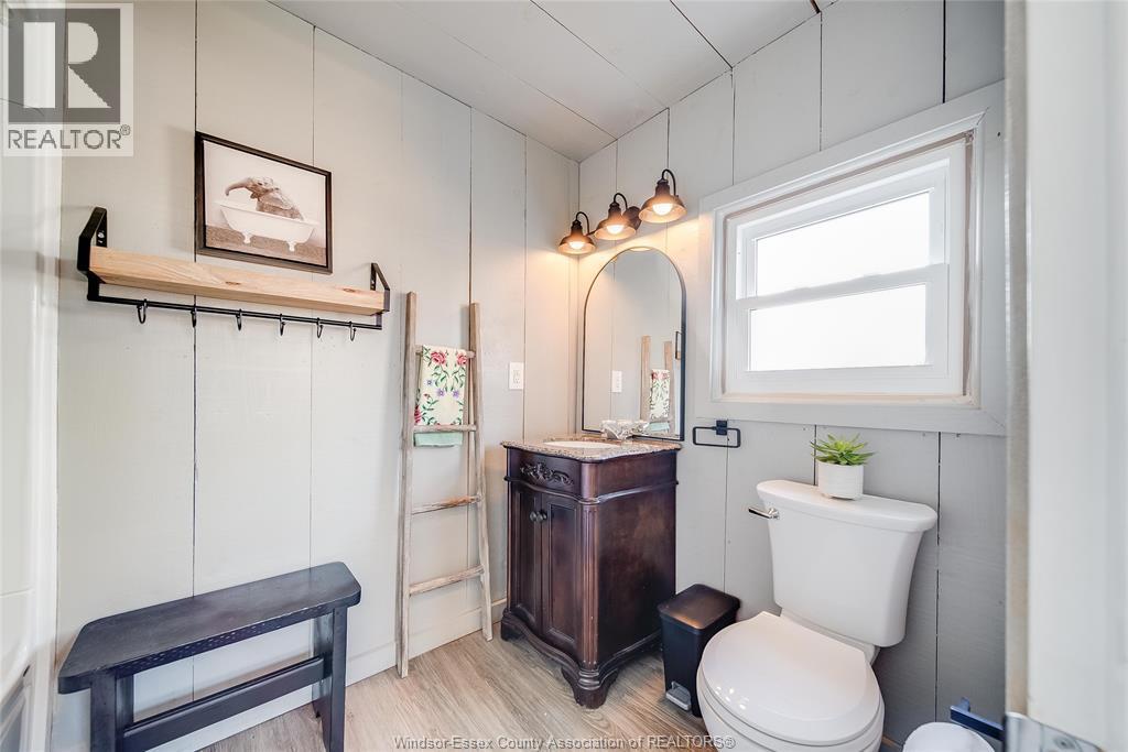15 Smith Avenue, Leamington, ON - Indoor Photo Showing Bathroom