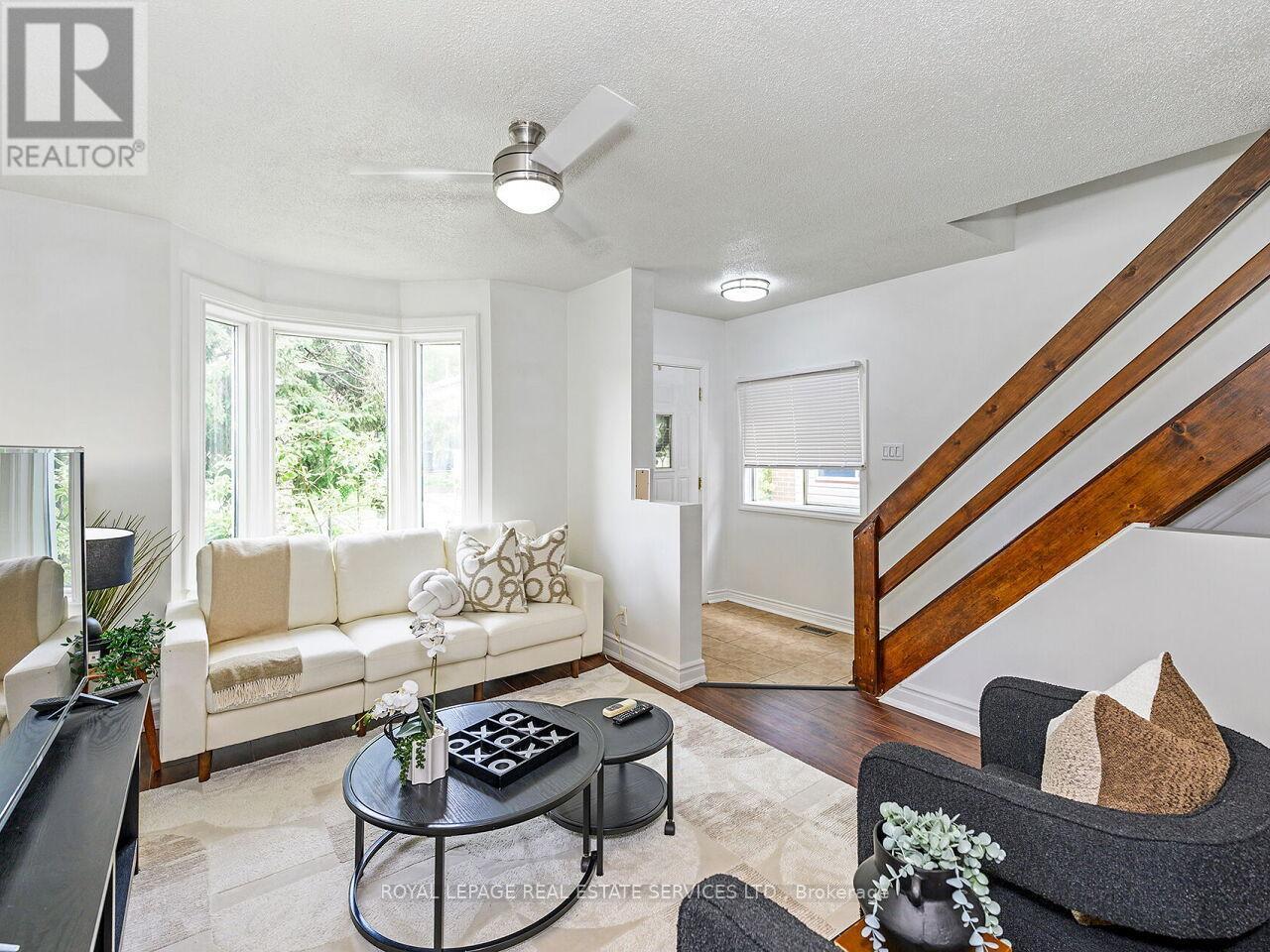 135 Bernice Crescent, Toronto, ON - Indoor Photo Showing Living Room