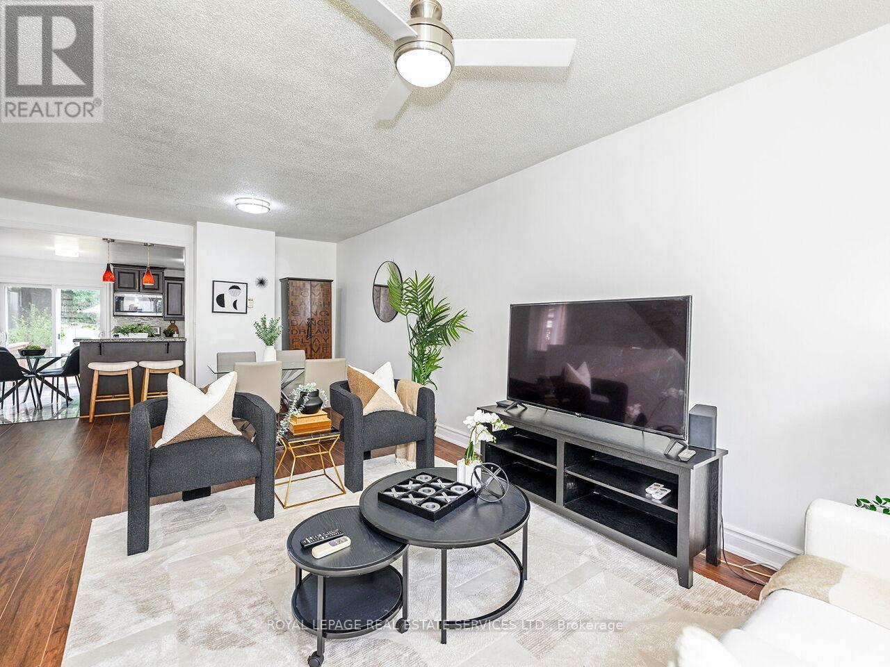 135 Bernice Crescent, Toronto, ON - Indoor Photo Showing Living Room