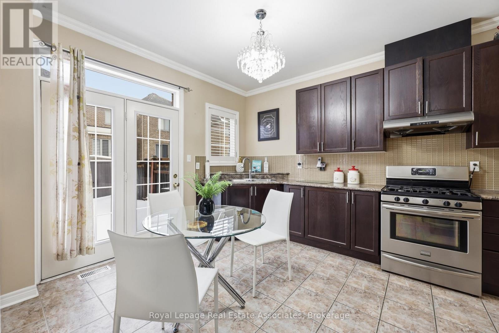 Modern kitchen with Gas stove and folding doors - 26 Prebble Drive, Markham, ON - Indoor