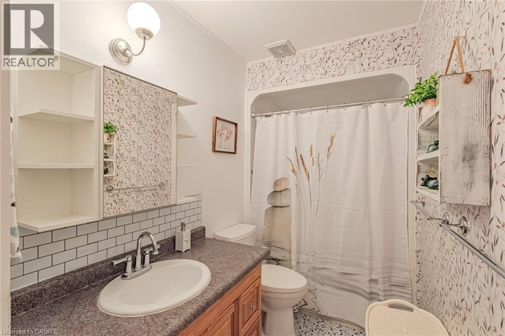 26 Douglas Avenue, Simcoe, ON - Indoor Photo Showing Bathroom