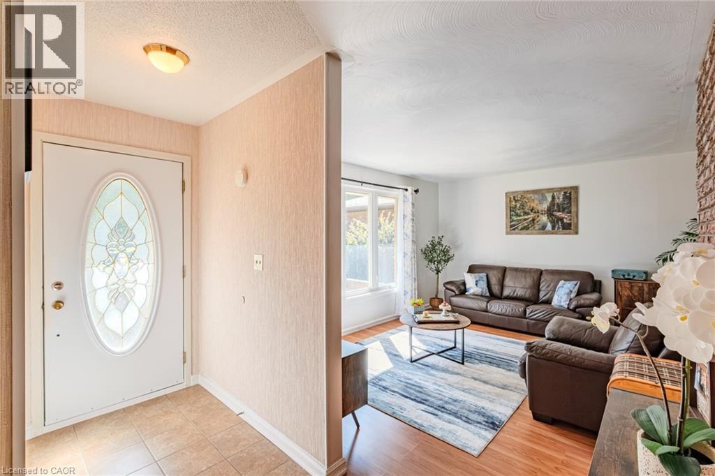 26 Douglas Avenue, Simcoe, ON - Indoor Photo Showing Living Room