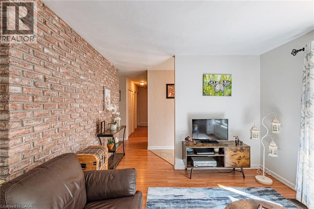26 Douglas Avenue, Simcoe, ON - Indoor Photo Showing Living Room