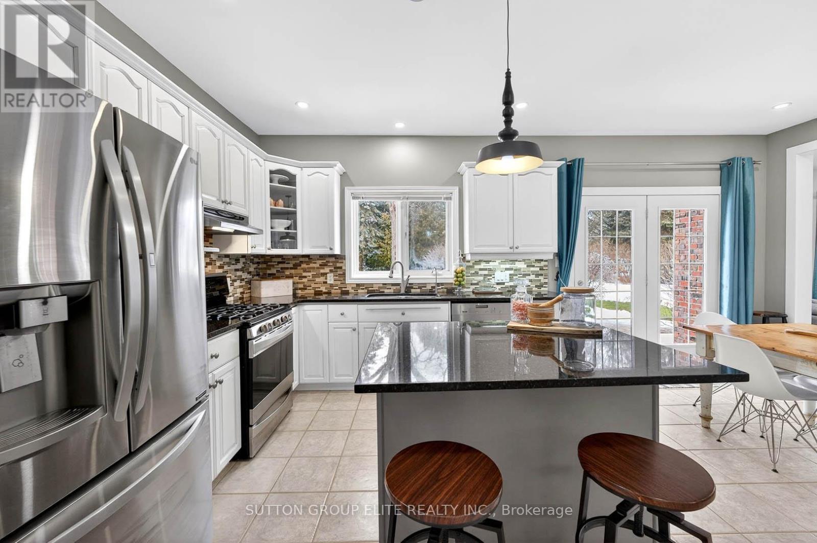 11 Elderberry Lane, Hamilton, ON - Indoor Photo Showing Kitchen With Stainless Steel Kitchen With Upgraded Kitchen