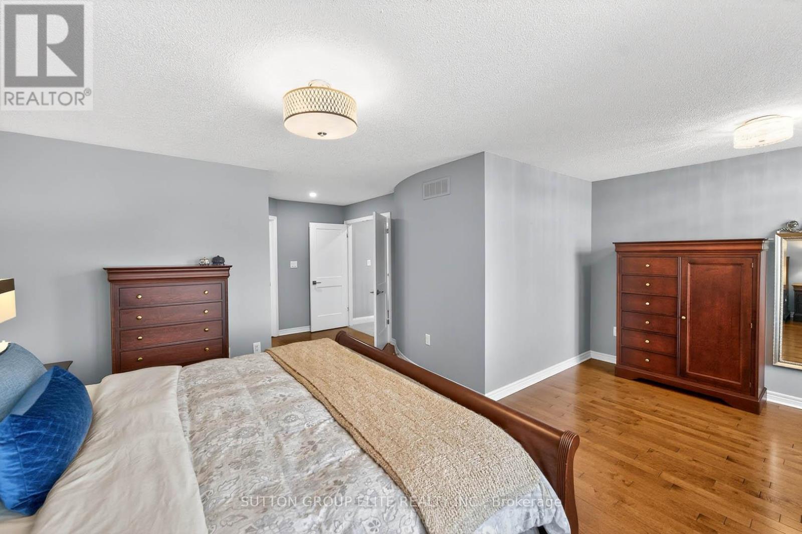 11 Elderberry Lane, Hamilton, ON - Indoor Photo Showing Bedroom