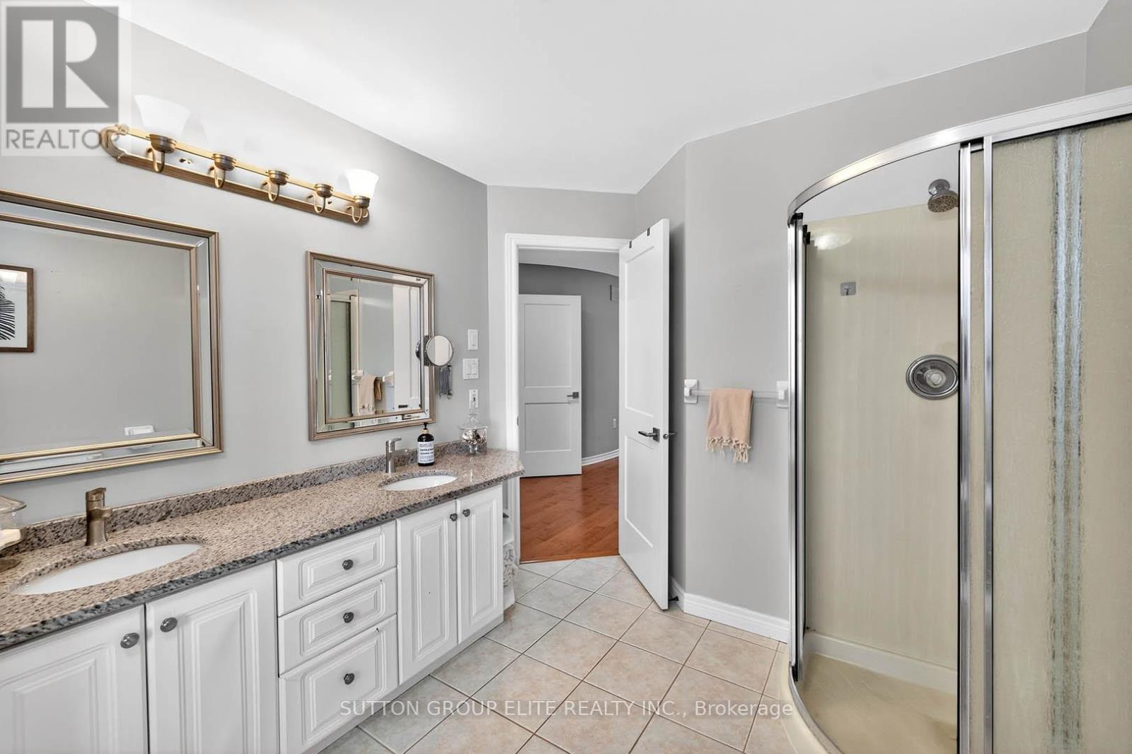 11 Elderberry Lane, Hamilton, ON - Indoor Photo Showing Bathroom