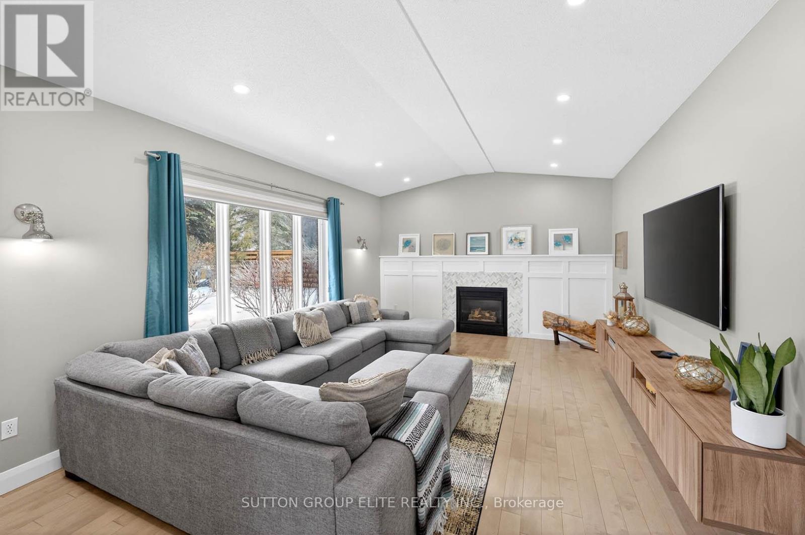11 Elderberry Lane, Hamilton, ON - Indoor Photo Showing Living Room With Fireplace