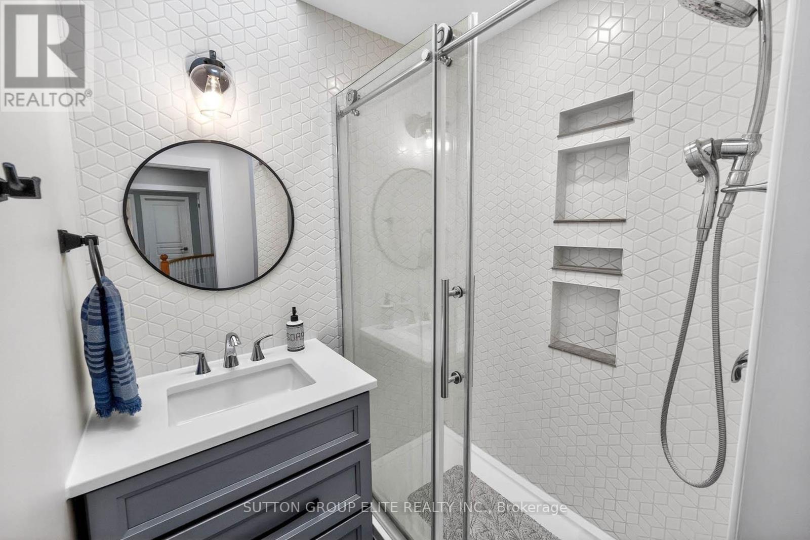 11 Elderberry Lane, Hamilton, ON - Indoor Photo Showing Bathroom