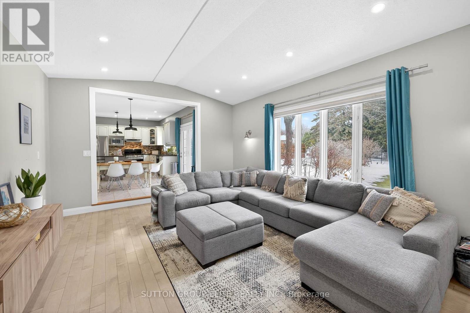 11 Elderberry Lane, Hamilton, ON - Indoor Photo Showing Living Room