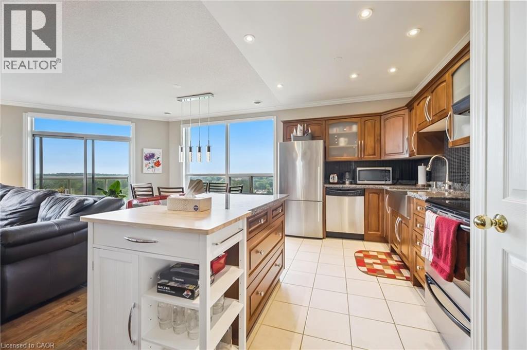 255 Keats Way Unit# 1303, Waterloo, ON - Indoor Photo Showing Kitchen