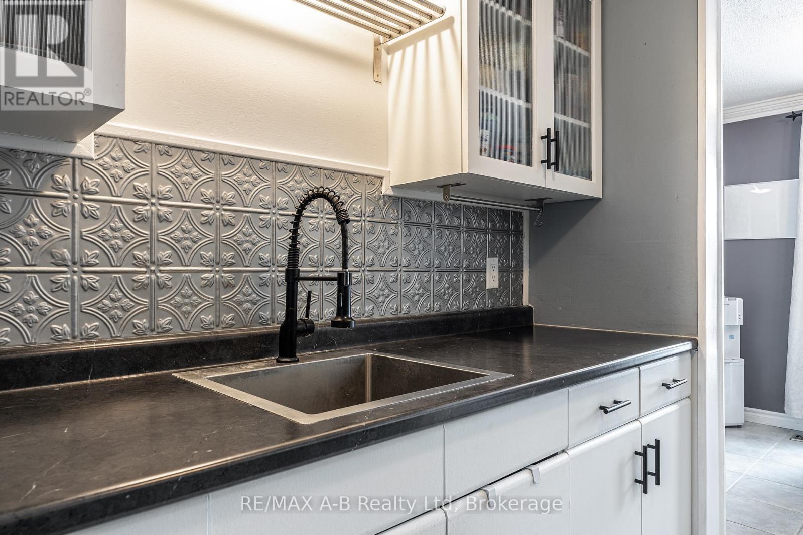 24 - 91 Avonwood Drive, Stratford, ON - Indoor Photo Showing Kitchen